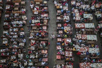 Musulmanes reunidos para el 'Iftar', comida nocturna con la que se rompe el ayuno diario durante el mes del Ramadán, en el exterior de una mezquita en El Cairo.