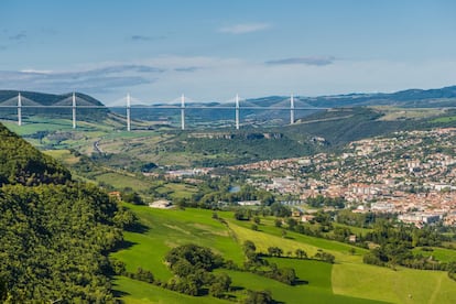 Con un tránsito de más de 4,5 millones de vehículos al año, <a href="https://elviajero.elpais.com/elviajero/2009/10/20/actualidad/1256031244_850215.html" target="_blank">el viaducto de Millau</a> es una obra de arte industrial y toda una proeza técnica, concebida por el arquitecto británico Norman Foster y el ingeniero francés Michel Virlogeux. El proyecto preliminar a su construcción se prolongó durante 14 años, más otros tres para levantarlo sobre el cauce del río Tarn; abrió al público en 2006. <a href="https://www.leviaducdemillau.com/fr" target="_blank">El viaducto de Millau</a> es, probablemente, la construcción a gran escala mejor integrada en un paisaje bucólico. Bajo el puente —el más alto del mundo, con siete pilares de 343 metros de altura— se extienden campos de cultivo, el cauce del río Tarn y, en las cercanías, varios pueblos de la Francia meridional. El campanario de Millau (visitable de junio a septiembre) ofrece buenas vistas del viaducto, al igual que el centro de visitantes de su extremo norte.