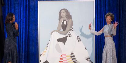 Amy Sherald y Michelle Obama durante la presentación del retrato de la ex primera dama en la Smithsonian National Portrait Gallery de Washington en 2018.