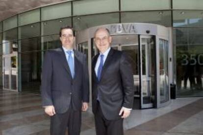 Fotografía facilitada por BBVA de su director en España y Portugal, Jaime Sáenz de Tejada (i), y del director territorial BBVA Cataluña, Xavier Queralt (d), posando hoy ante la sede de la entidad en Terrassa (Barcelona), momentos antes de la reunión del Comité de Dirección de BBVA España y Portugal, con motivo de la integración de las redes de BBVA y Unnim Banc, que ha cualificado de éxito.