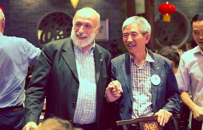 Carlo Petrini (izquierda), en el congreso de Slow Food en Chengdu (China) en septiembre.