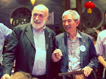 Carlo Petrini (izquierda), en el congreso de Slow Food en Chengdu (China) en septiembre.