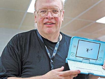 Jim Gettys muestra un prototipo de la computadora de 100 dólares.