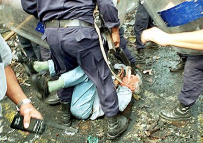 La policía detiene a un manifestante durante una protesta en Santiago de Estero, en una foto de archivo.