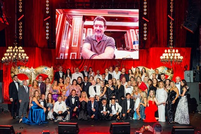 Antonio Banderas, que este domingo 10 de agosto cumplía los 65 años, fue el gran ausente de la gala benéfica Starlite 2025, celebrada en Marbella (Málaga) ese mismo día. El intérprete no pudo acudir al evento que desde hace años organiza con Sandra García-Sanjuán por motivos laborales, pero lo siguió en directo desde el set de rodaje de su nueva película en Londres. "Os pido disculpas a la organización y a los asistentes por no poder estar físicamente
este año. Llevo un verano muy intenso, en el que se me ha juntado el rodaje de tres películas, pero quería
mandaros un abrazo y daros las gracias por darle vida a todos los objetivos fundacionales", declaró durante una conexión por videollamada. Estuvo representado por su pareja, Nicole Kimpel, y su hermano, Javier Banderas.