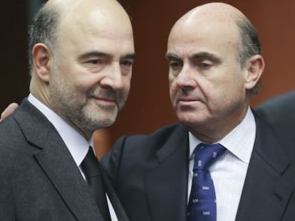El ministro espa&ntilde;ol de Econom&iacute;a, Luis de Guindos, saluda al comisario europeo de Asuntos Econ&oacute;micos, Pierre Moscovici.