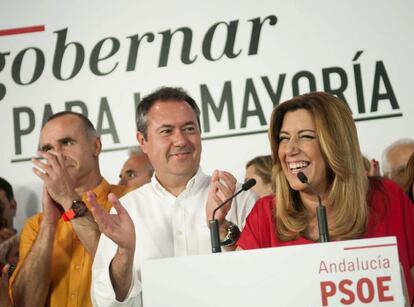 El candidato socialista a la alcaldía de Sevilla, Juan Espadas, arropado por la secretaria general del PSOE-A, Susana Díaz, tras saber los resultados electorales.