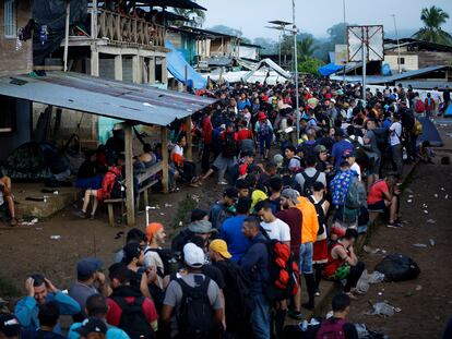 Migrantes hacen fila para ser enviados a una estación de recepción migratoria (ERM) de San Vicente en Metetí, el 14 de octubre de 2022, en el pueblo de Bajo Chiquito (Panamá).