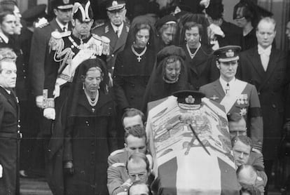 La monarca sucedió a su padre, Federico IX, después de su muerte el 14 de enero de 1972. En la imagen, el funeral de Federico IX, en Copenhague. 