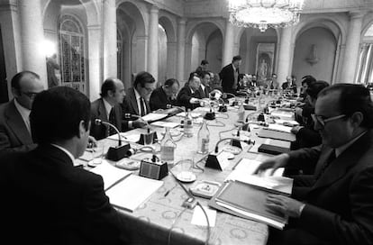 9 de octubre de 1977: El Gobierno y la oposición negocian los Pactos de la Moncloa.