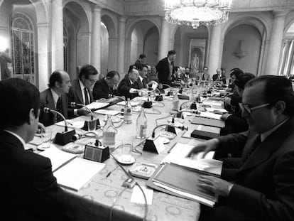 9 de octubre de 1977: El Gobierno y la oposición negocian los Pactos de la Moncloa.