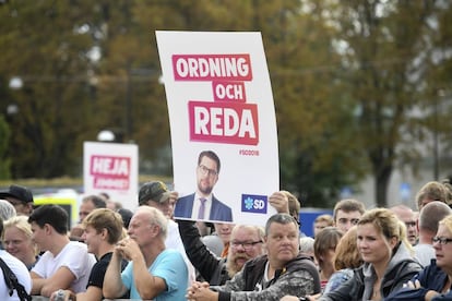 El público escucha al líder del partido Demócratas de Suecia en Motala. Suecia.