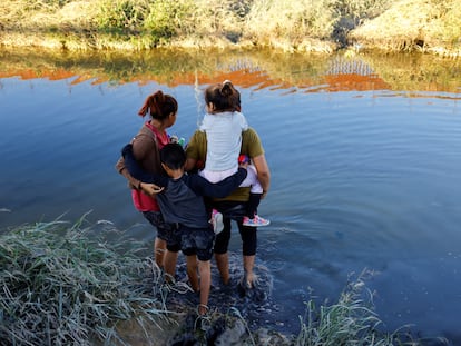 Migrantes venezolanos en busca de asilo cruzan el Río Bravo