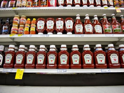 Botes de tomate Heinz en el mostrador de un supermercado