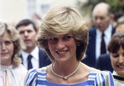 Diana de Gales, el 6 de julio de 1983 en una visita a una escuela de ballet en Camberley, Surrey, Reino Unido.
