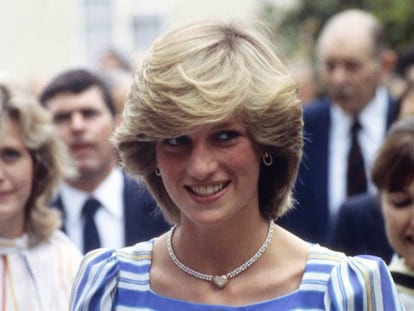 Diana de Gales, el 6 de julio de 1983 en una visita a una escuela de ballet en Camberley, Surrey, Reino Unido.