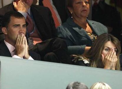 El príncipe Felipe y doña Letizia muestran su decepción y su pesar por la derrota final de España ante Rusia.