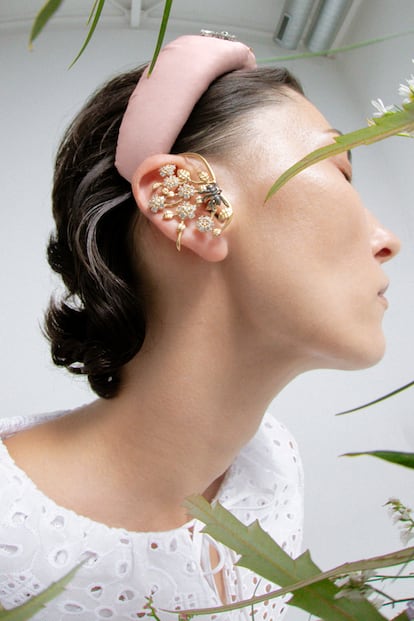 Vivetta reduce el tamaño de las flores, pero no del pendiente. ¿Su apuesta? Un ear-cuff perfecto para ocasiones especiales.