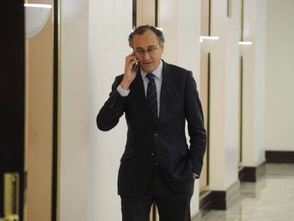 Alfonso Alonso, presidente del PP vasco, en los pasillos del Parlamento.