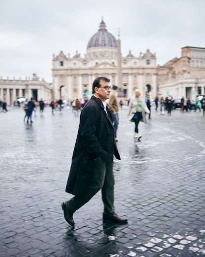 “Se trata de intentar entender mediante una novela sin ficción el mayor enigma: la vida eterna”, dice Cercas. En la foto, el escritor en la plaza de San Pedro de Roma.