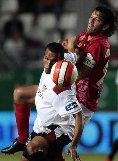 Luis Fabiano lucha con Ibán Cuadrado por un balón