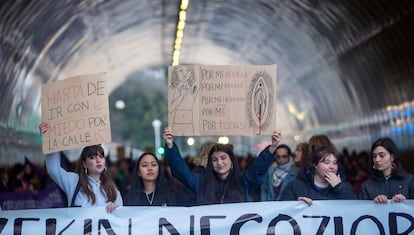 Carteles de la manifestación del 8M en San Sebastián (Gizpuzkoa), este viernes.