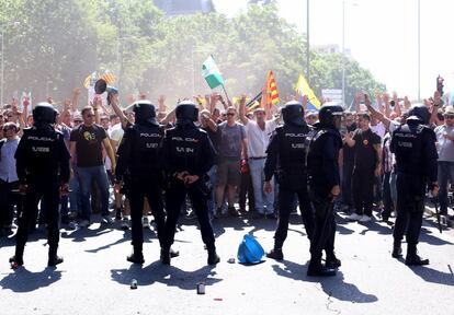 Policías frente a los manifestantes en la jornada de huelga de taxistas en Madrid.