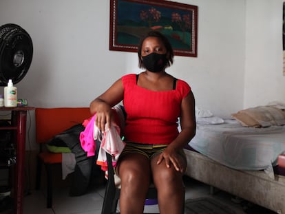 Sandra Leonora Gusmão, que de abril até dezembro recebeu o auxílio emergencial, no quarto que aluga em São Luís, capital do Maranhão.
