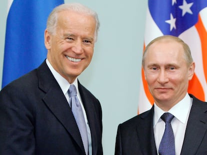 El entonces vicepresidente de EE UU, Joe Biden, y el entonces primer ministro ruso, Vladímir Putin, en Moscú en 2011.