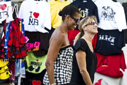 Michelle Obama pasea ayer con una de sus acompañantes por el centro histórico de Marbella.