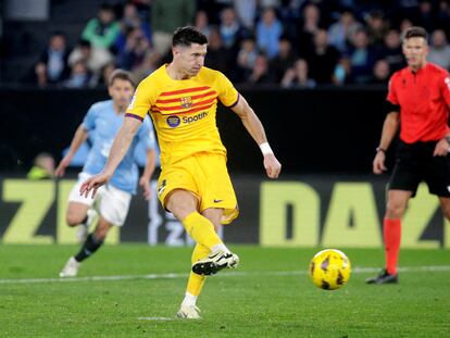 Lewandowski marcando de penal ante el Celta.