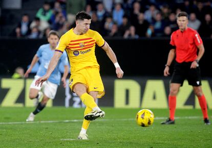 Lewandowski marcando de penal ante el Celta.