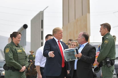 Trump visita un prototipo de muro en la ciudad californiana de San Diego.