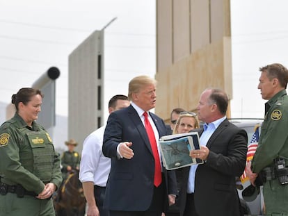 Trump visita un prototipo de muro en la ciudad californiana de San Diego.