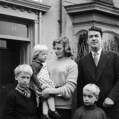 Hilly Bardwell y Kingsley Amis en 1962 con los tres hijos que tuvieron en común: Philip, a la izquierda, Sally, en brazo de Hilly y Martin, frente a su padre.