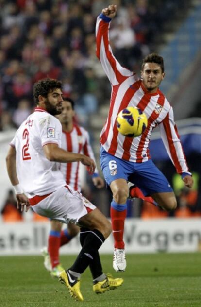 Koke controla el balón ante Fazio.