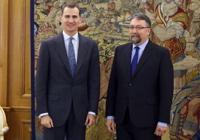 El Rey Felipe VI junto al portavoz de Foro Asturias, Isidro Martínez Oblanca (d), el 18 de enero de 2016.