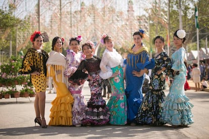 Laura Pirri, primera por la izquierda y Tomoko Hall, cuarta por la izquierda, con un grupo de amigas.