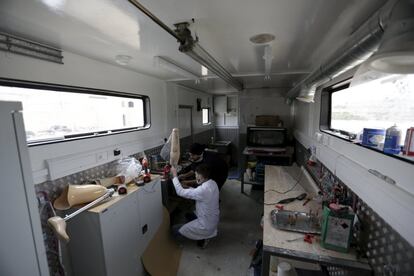 El técnico Khouf prepara una prótesis artificial dentro del camión de la clínica móvil, en Maaret al-Numan el 20 de marzo de 2016.