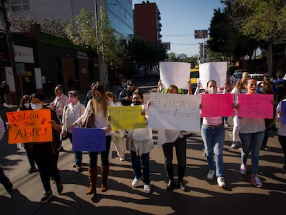 Un grupo de madres de alumnos del Colegio Williams se manifestó afuera del plantel de la institución por la muerte del chico, Abner Álvarez, este miércoles.