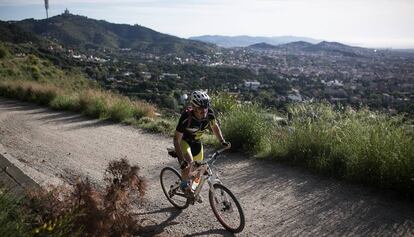 Un ciclista a la carretera de les Aigües, al maig.