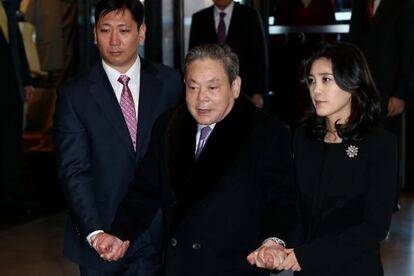 Lee Kun-Hee, en el centro, junto a su hija a su llegada a una reuni&oacute;n de Samsung el pasado mes de enero. 