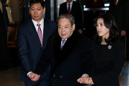 Lee Kun-Hee, en el centro, junto a su hija a su llegada a una reuni&oacute;n de Samsung el pasado mes de enero. 