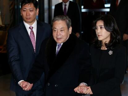 Lee Kun-hee, no centro, chega com uma das suas filhas a uma reunião da Samsung, em janeiro deste ano.