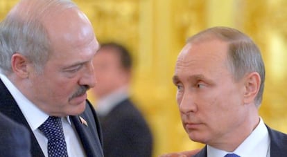 El presidente de Bielorrusia, Alexander Lukashenko, y el presidente ruso, Vlad&iacute;mir Putin, en Mosc&uacute;. 