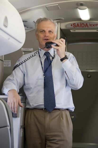 David Neeleman habla a los pasajeros de un avión de Azul.