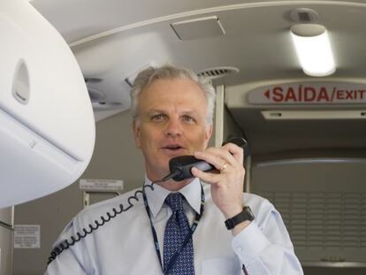 David Neeleman habla a los pasajeros de un avión de Azul.