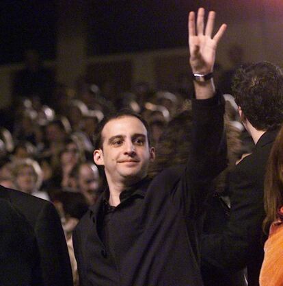 Alejandro Amenábar agradece los aplausos en la noche en que recibió su segundo Goya en 2002 por 'Los otros'.