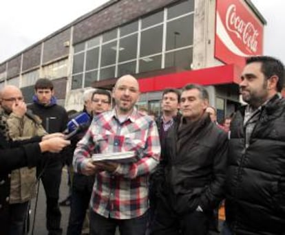 Israel García, portavoz de la plantilla de Asturbega, la embotelladora de Coca-Cola en Colloto (Oviedo). EFE/Archivo