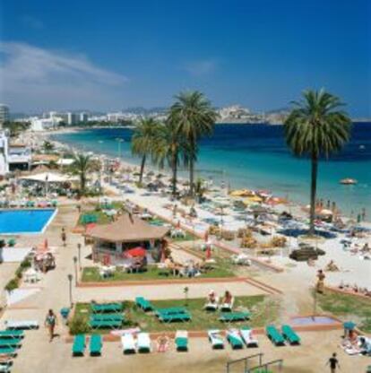 Platja d'en Bossa, en Ibiza donde la empresa priviada invierte en regenerar y recuperar la zona.